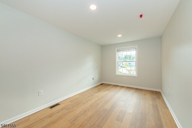 Building Photo - 39 Ledgewood Ave