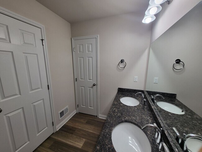 Building Photo - Spacious 4-Bedroom, 2.5-Bath Home Near Dow...