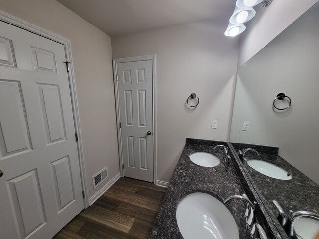 Building Photo - Spacious 4-Bedroom, 2.5-Bath Home Near Downtown Holly