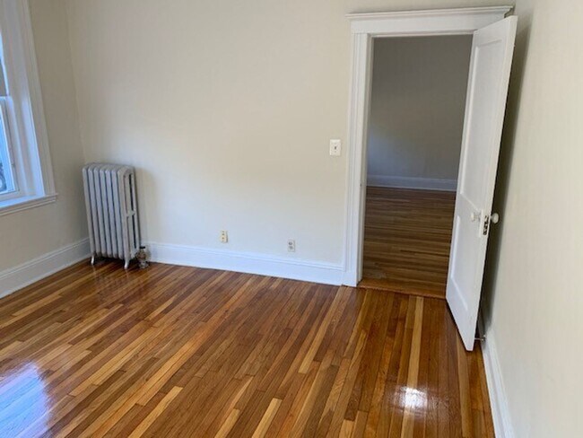 Building Photo - Huge 2 bed unit with the landlord paying the broker's fee for 9/1!!