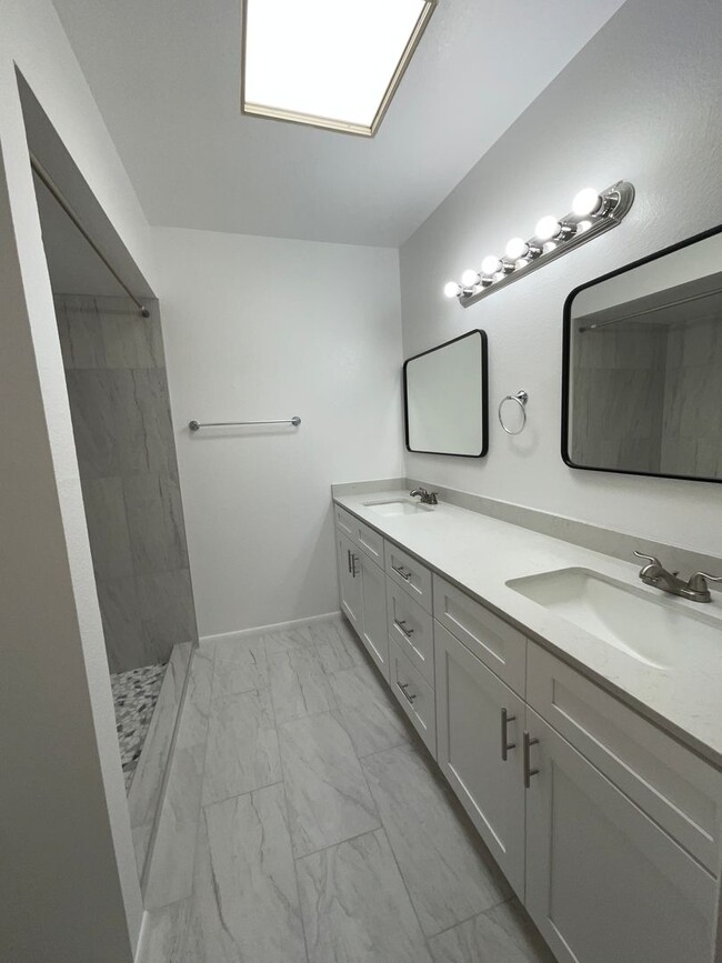 Building Photo - Eastside townhome completely remodeled, he...