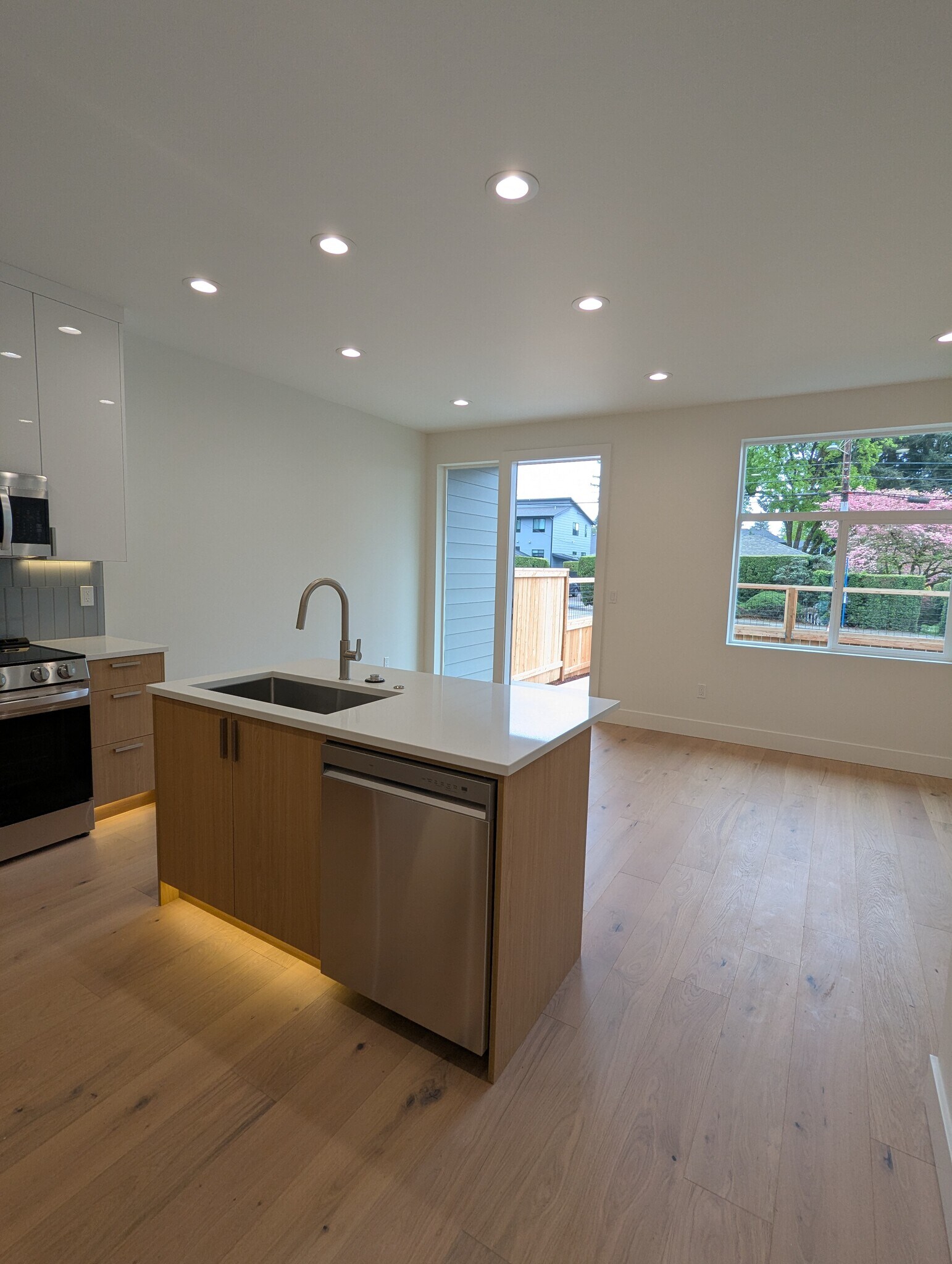 Building Photo - 5041 SE King Rd