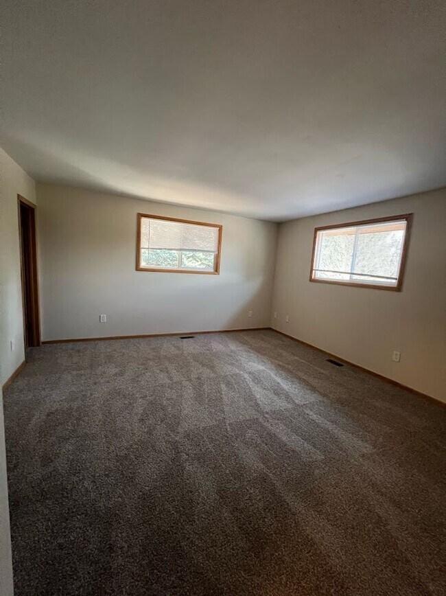 Building Photo - Long Realty & Property Management - 5 Bedr...
