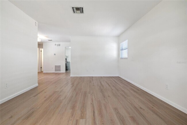Building Photo - 1809 E Knollwood St