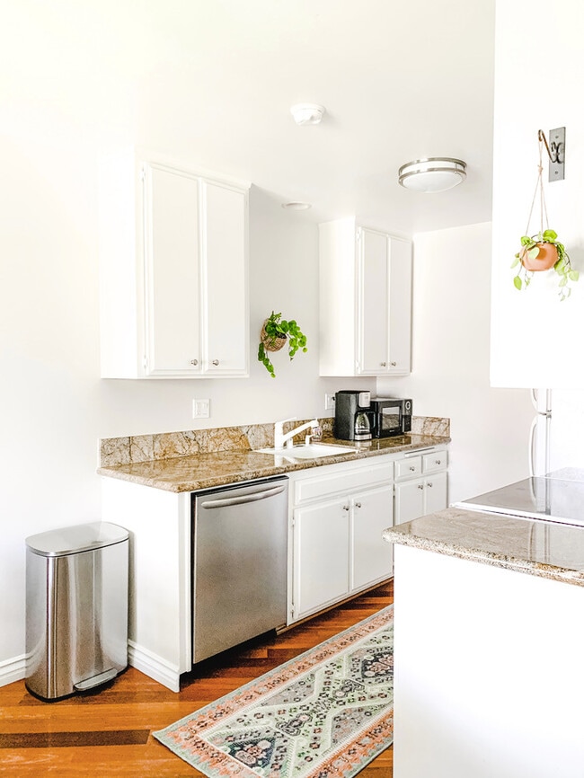 Building Photo - 3080 Lincoln St