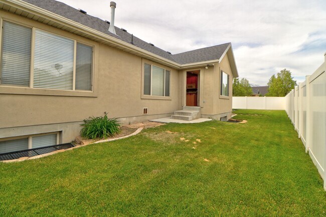 Building Photo - New reduced rent!