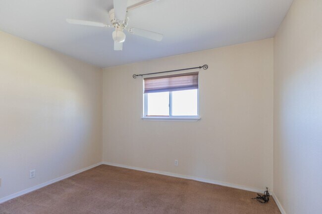 Building Photo - Conveniently located 3 Bedroom with Conver...