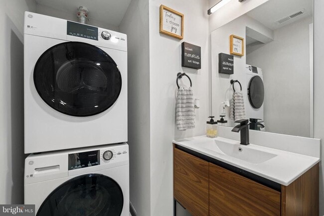 Building Photo - 919 12th St NE