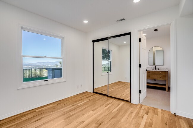 Building Photo - 15851 Mulholland Pl