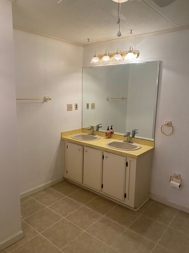 Building Photo - Waterfront 3 bedroom 2 bath