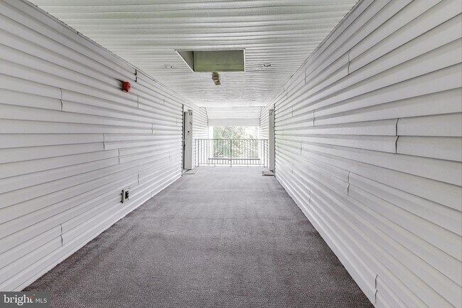 Building Photo - 10021 Vanderbilt Cir
