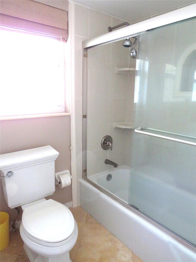 Building Photo - 2601 S Palm Aire Dr