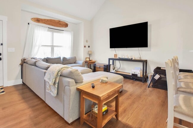 Building Photo - Pet Friendly Three Bedroom on Acre!