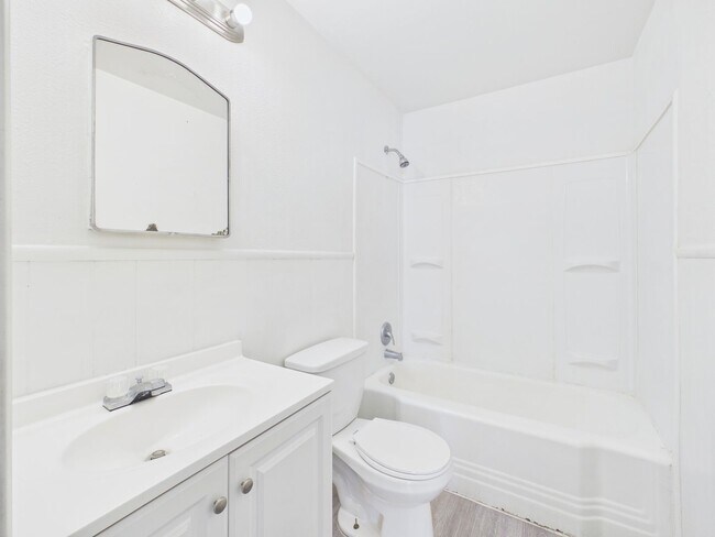 Building Photo - ~ALL BILLS PAID! 2 bedroom Duplex for rent! ~