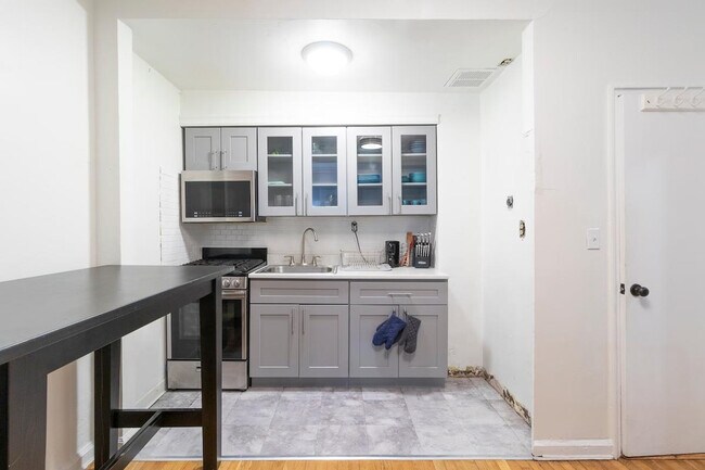 Building Photo - 340 E 80th St