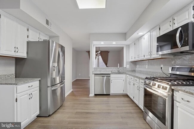 Building Photo - 4043 Lake Glen Rd