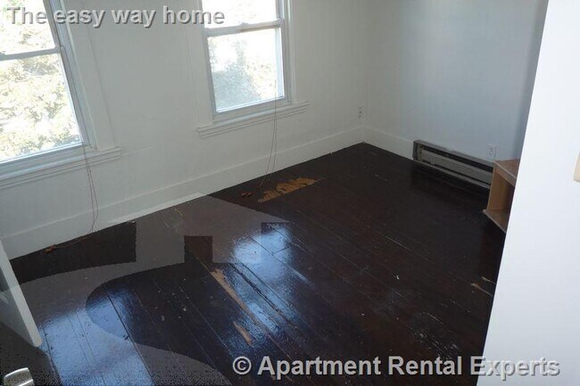 Building Photo - 569 Main St