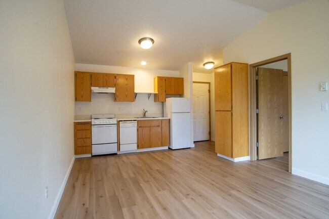 Building Photo - Top-Floor 1 Bdr w/ Private Balcony w/ FREE RENT Ready Now!