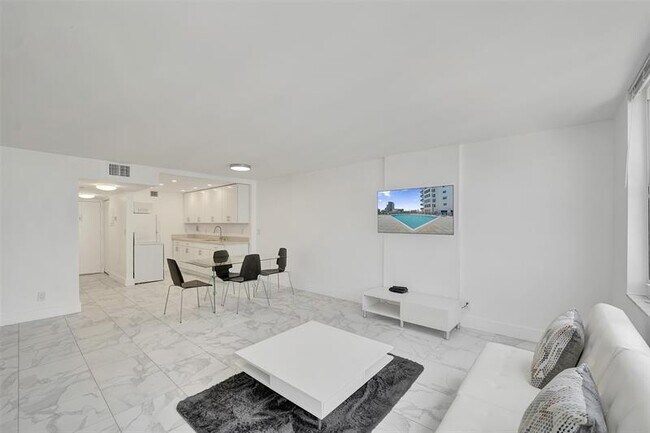 Building Photo - 3015 N Ocean Blvd