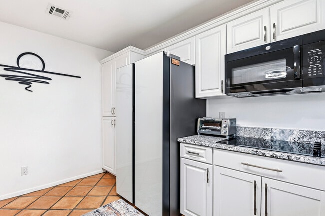 Building Photo - 5887 Fox Hollow Dr