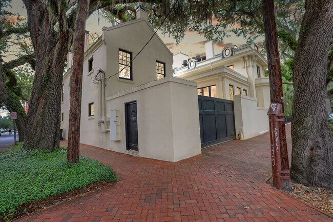 Building Photo - 916 Howard St