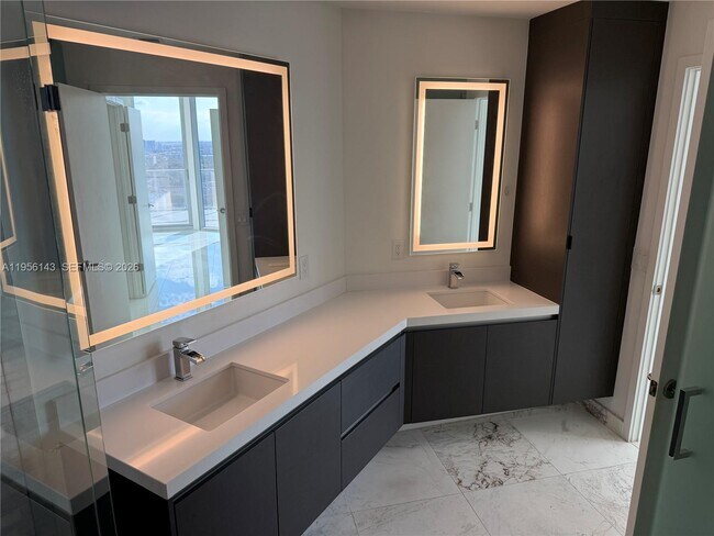 Building Photo - 851 NE 1st Ave