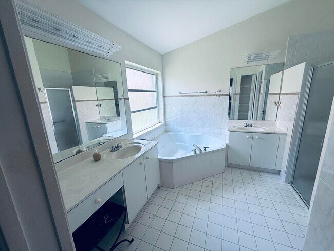 Building Photo - 10921 Royal Caribbean Cir