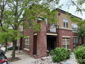 Building Photo - "Spacious 3-Bed, 3-Bath Townhouse with Gra...