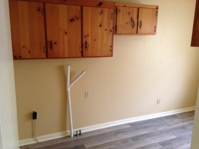 Building Photo - 3 Bedroom 2 Bath Brick Ranch-Style Home