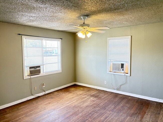 Building Photo - 2bed/1 Bath - Available May