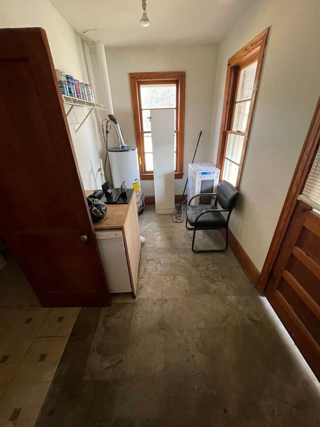 Building Photo - 3 bedroom 2 bathroom house