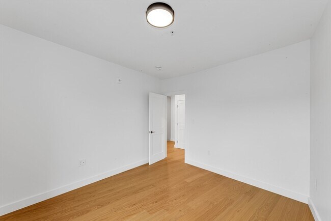 Building Photo - 256 Dorchester St