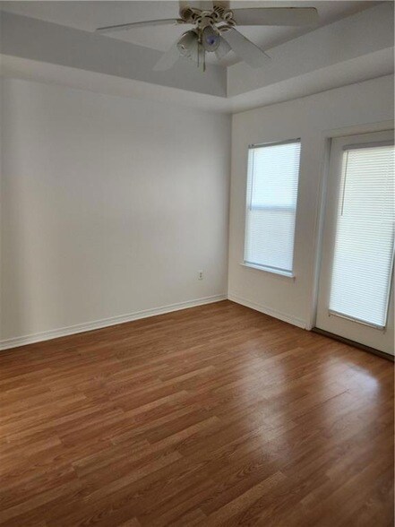 Building Photo - 870 Marina Dr