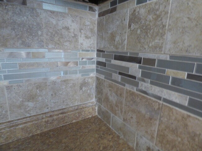 Building Photo - Bright and Clean 2 Bedroom Apartment