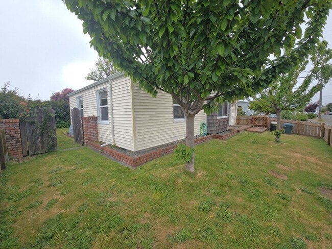Building Photo - Beautifully designed 2BD/1BA home located near Henderson Center!