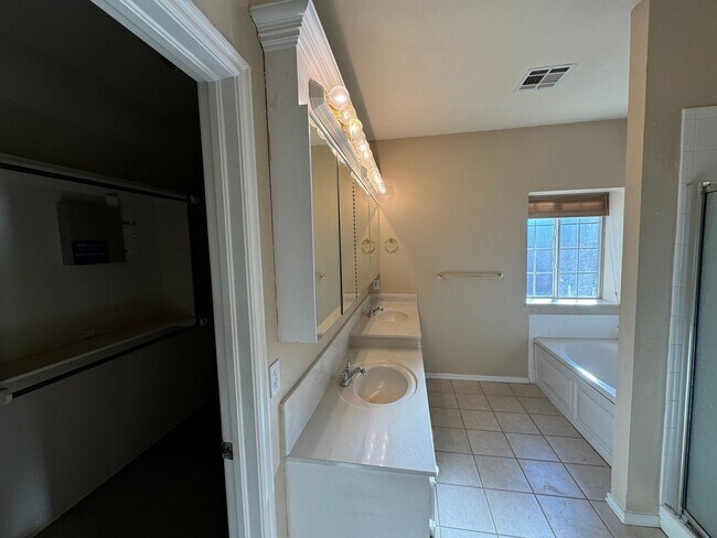 Building Photo - 4 bed in Putnam City! New luxury plank flooring , carpet , paint and new electric range!