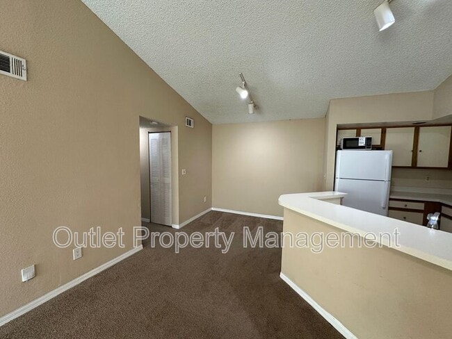 Building Photo - 4560 Commander Dr