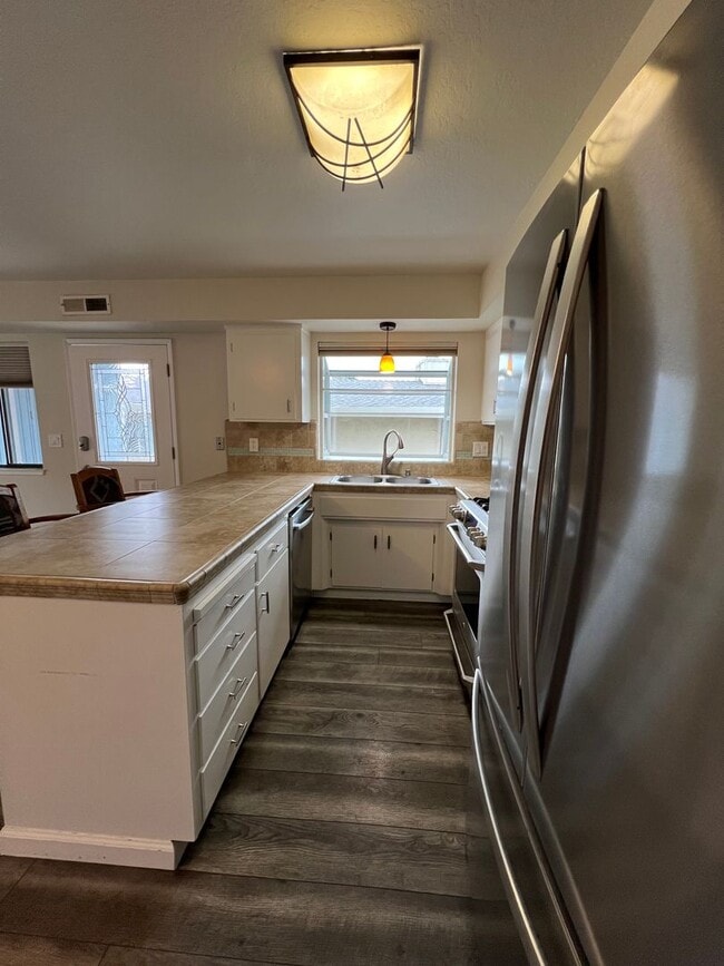 Building Photo - Short walk to the Beach / Available Now / Pets Welcome