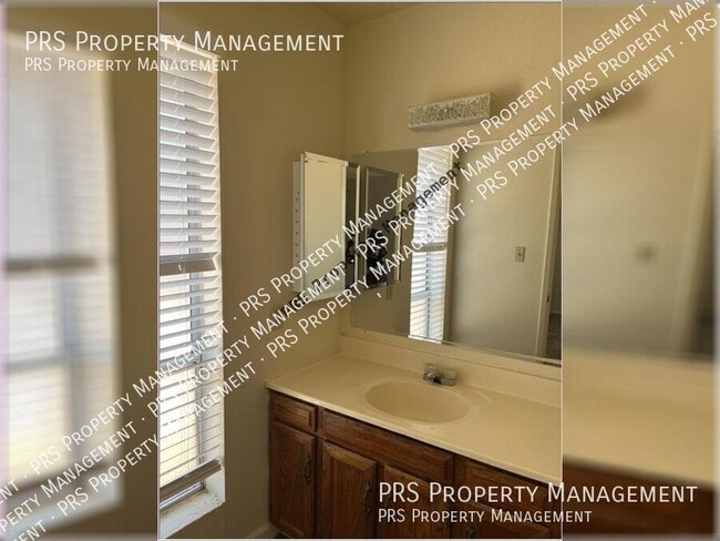 Building Photo - 3102 N Woodburne Dr
