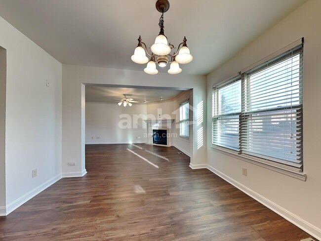Building Photo - 8400 Woodcreek Dr