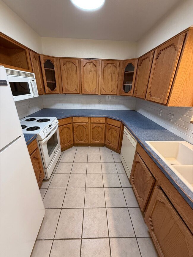 Building Photo - 2719 Topley Ave