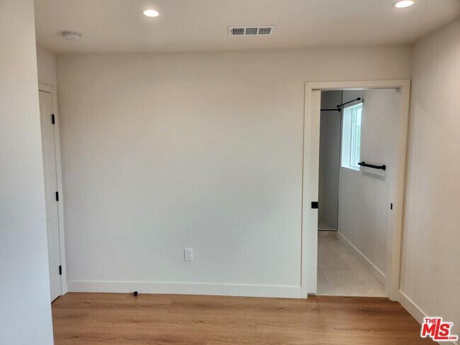 Building Photo - 1154 W 67th St