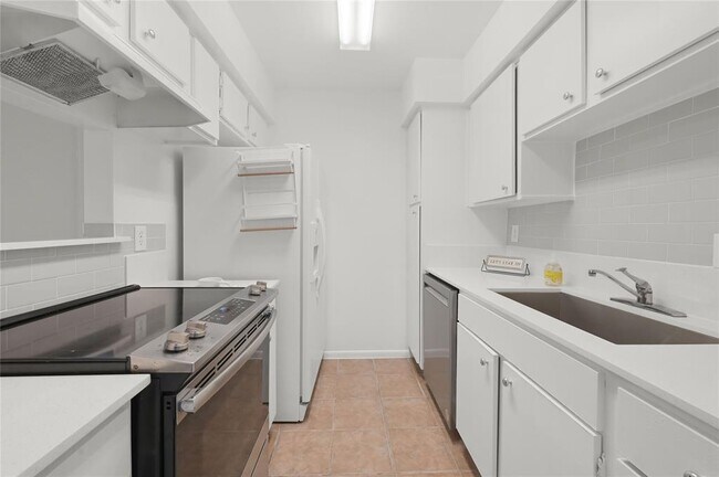 Building Photo - 8425 Hearth Dr