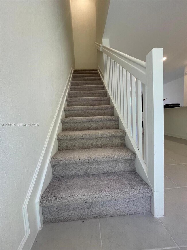 Building Photo - 1076 SE 2nd St