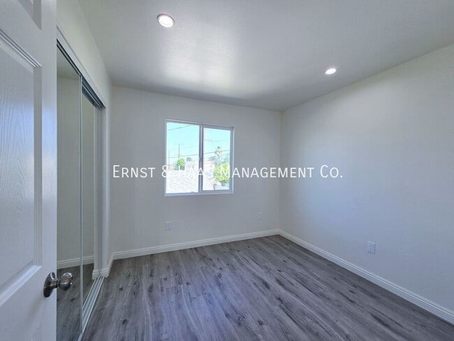 Building Photo - 1320 Lewis Ave