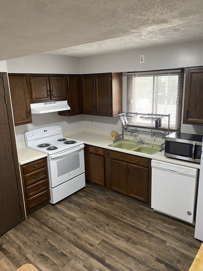 Building Photo - 832 Flats