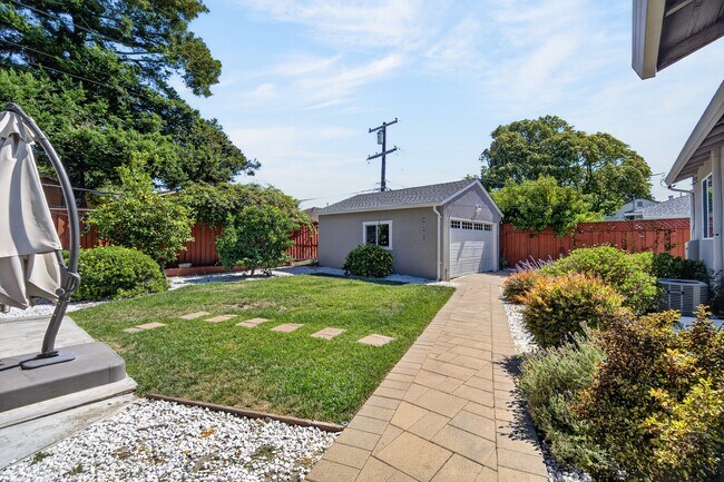Building Photo - 2018 Redbush Terrace