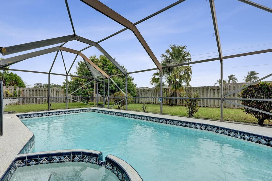 Building Photo - 5127 Woodstone Cir E