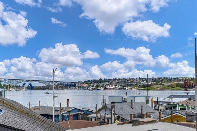 Building Photo - 2 bed 1.5 bath houseboat on Lake Union