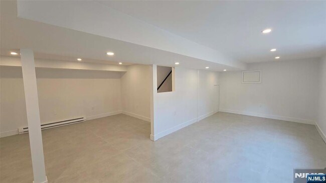 Building Photo - 40 Beechwood Rd